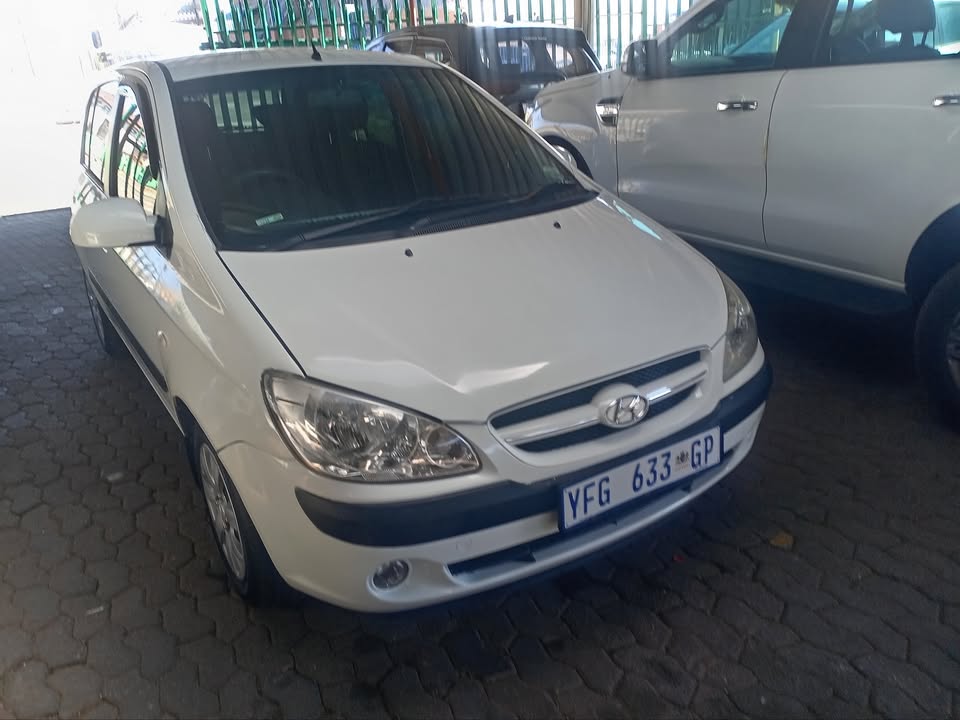 Hyundia Getz 1.4 Manual petrol 2007 White Service Book Spear key