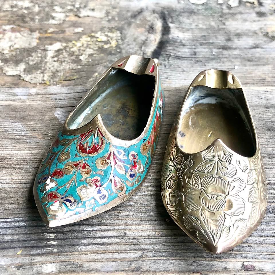 2x Vintage Indian Brass Shoe Ashtrays 2x Vintage Indian Brass Shoe Ashtrays