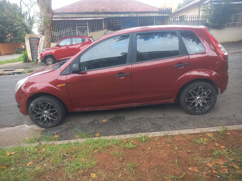 2015 Ford Figo 1.4 petrol, Manual, Maroon Color, Mileage 76000kms