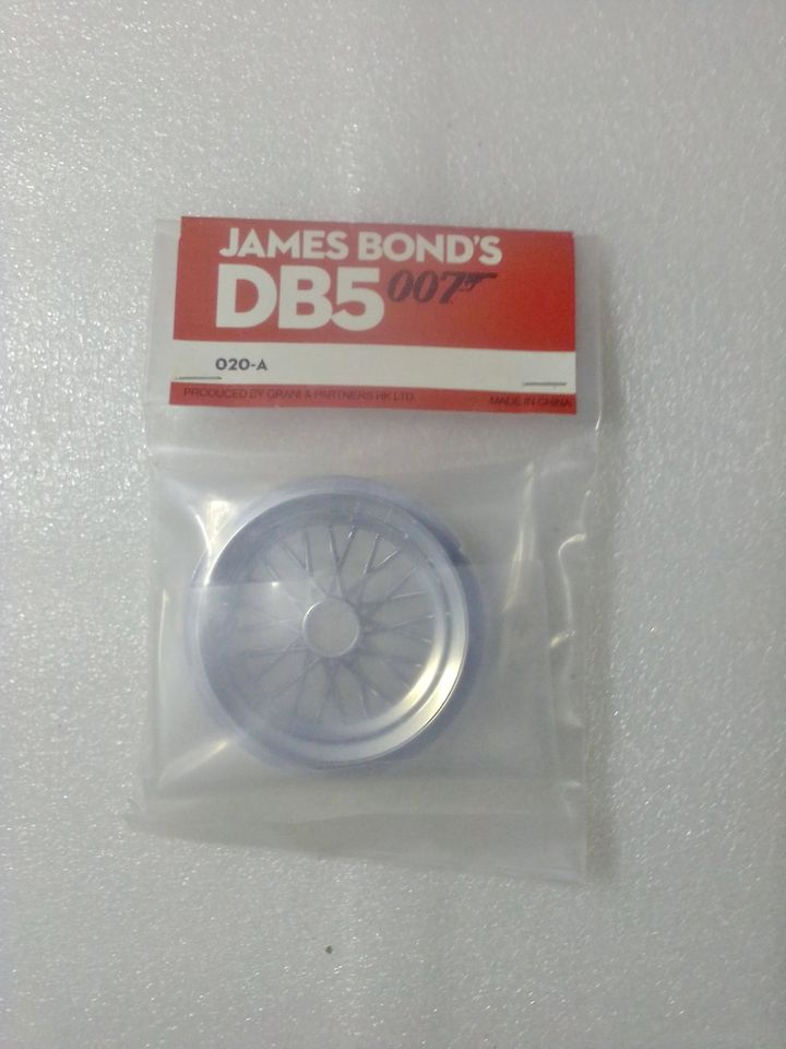 James Bond DB5 – Collectors Edition Model Car 1:8 Scale James Bond DB5 – Collectors Edition Model Car 1:8 Scale