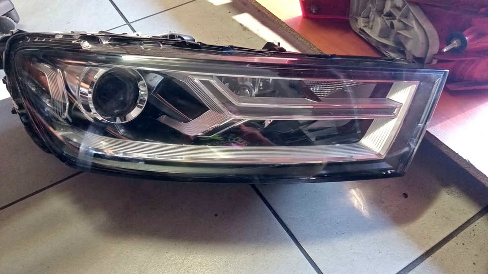 AUDI Q7 headlights for sell in good condition nice and clean - Private Seller AUDI Q7 headlights for sell in good condition nice and clean - Private Seller