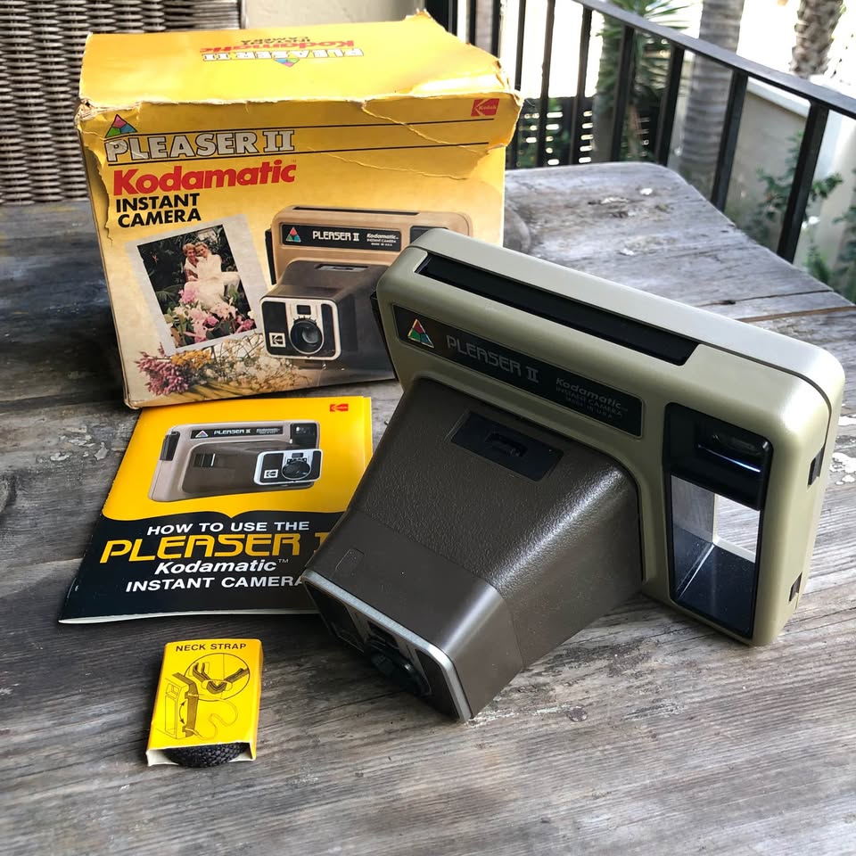 Vintage Kodak Pleaser II Instant Camera: Nostalgic Collector's Item, Film obsolete