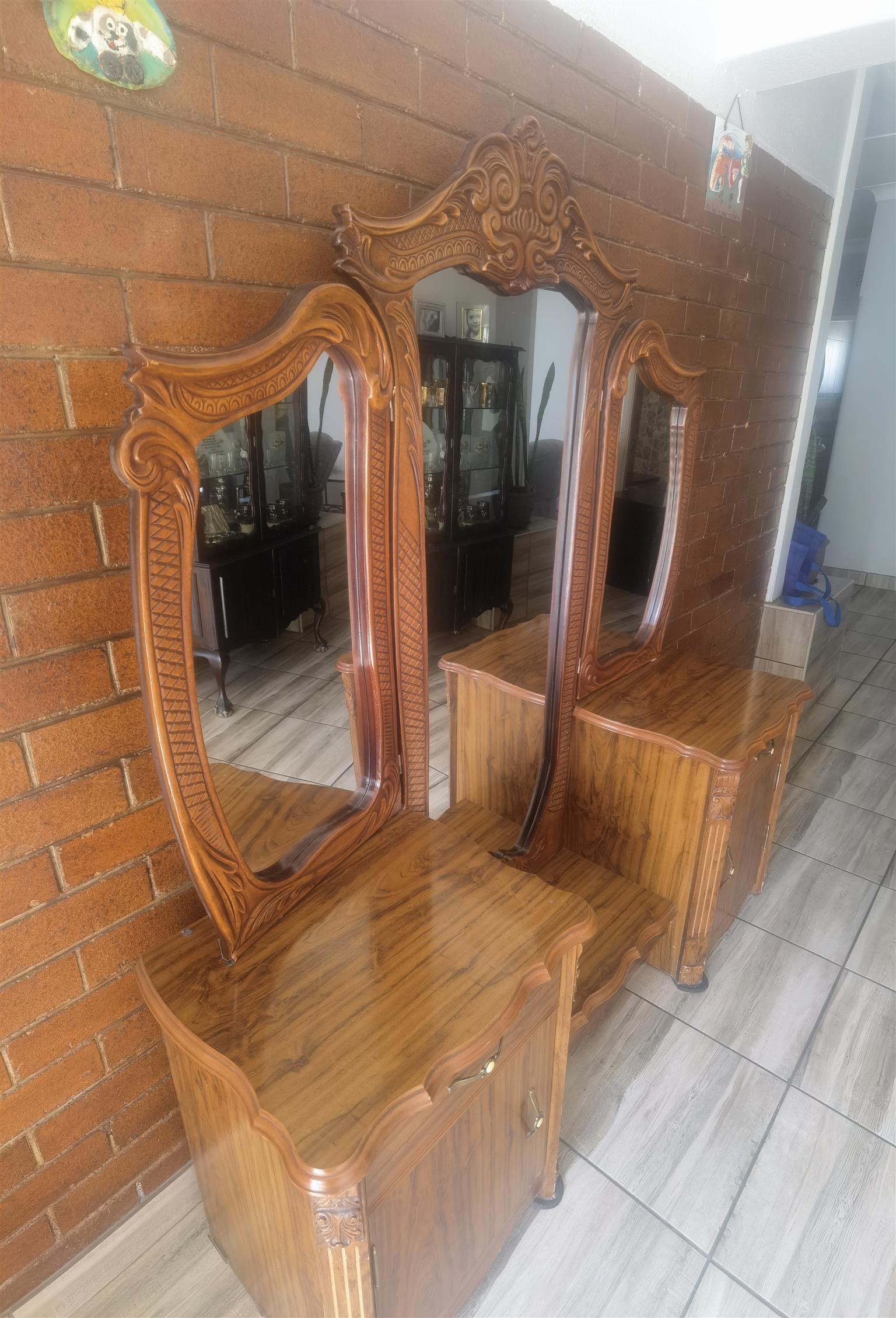 Beautifull wooden mirror case vanity for sale
