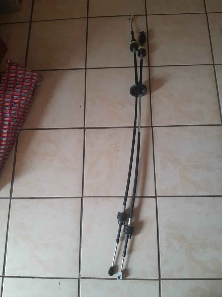 OPEL CHEV GEAR LEVER WITHOUT CABLES, SILVER HEAD. BRAND NEW. ON SALE, NOW. - Private Seller