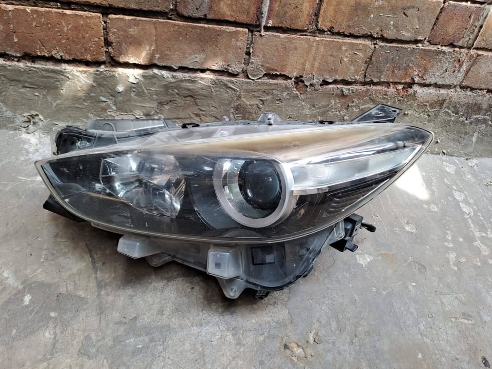 2014-2016 Mazda CX5 Head light left Side. - Private Seller 2014-2016 Mazda CX5 Head light left Side. - Private Seller