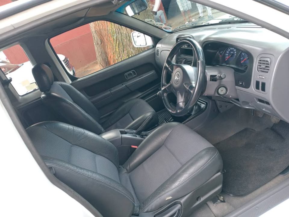 2008 Nissan np300 2.5 4x2 Hardboby, Manual Extra cab  White color Service book  130,000km