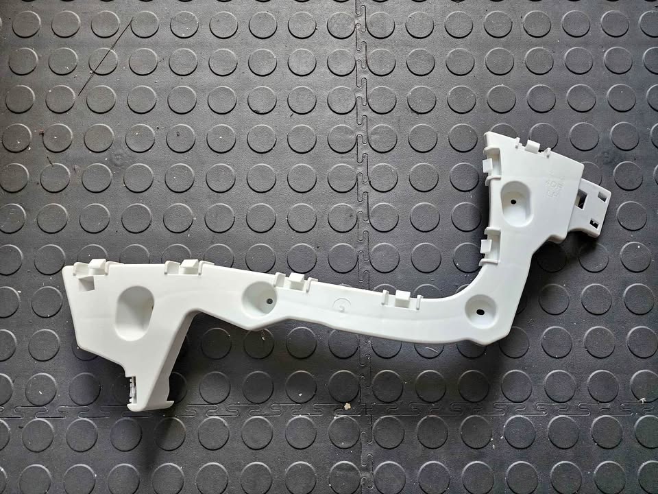 FORD FOCUS MK3 REAR LEFT BUMPER BRACKET – OEM