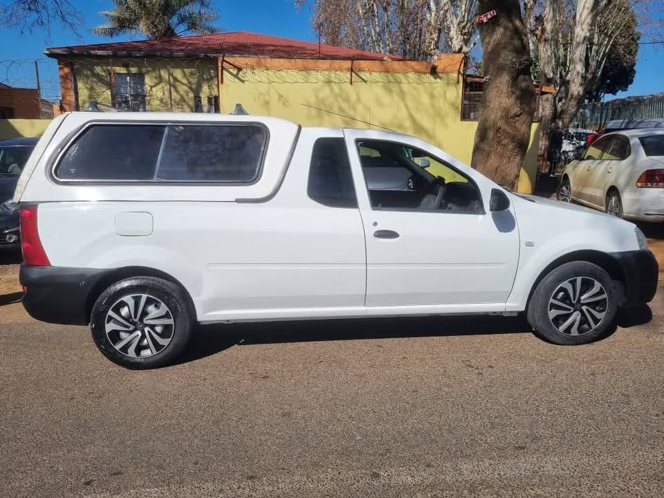 2017 Nissan NP200 1.6i manual 78000km Mechanically Perfect with Canopy, Clothes Seat interior