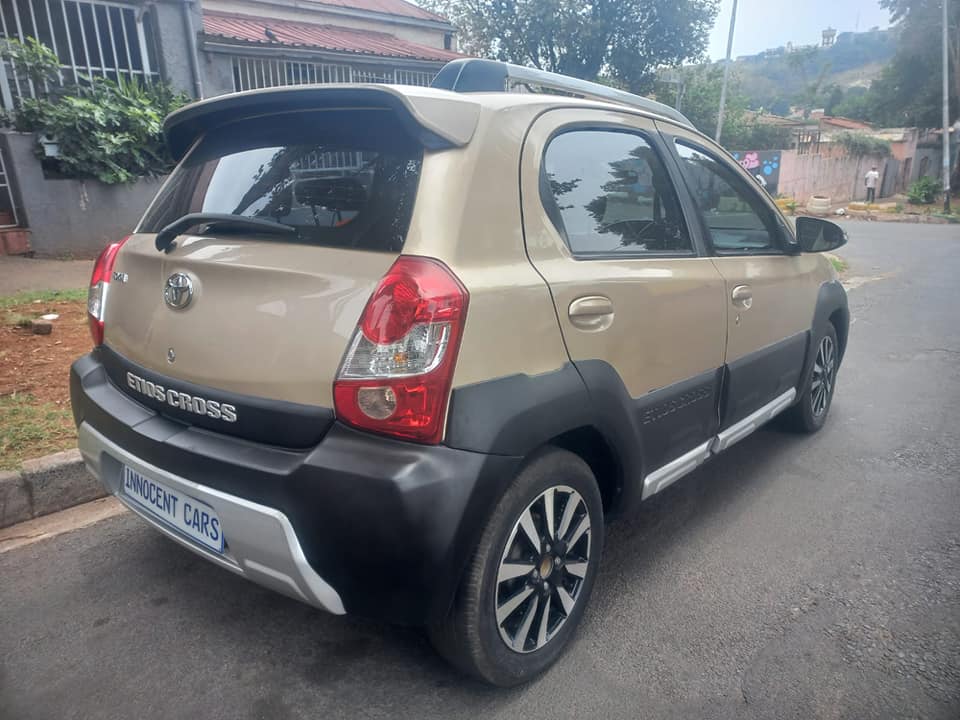 2020 TOYOTA ETIOS CROSS 1.5 PETROL, MANUAL, GOLD COLOR, MILEAGE 37000KMS. SERVICE B