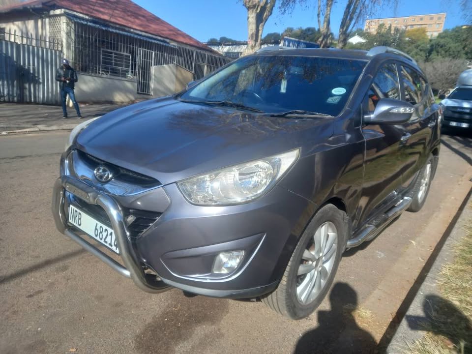 2013 HYUNDAI IX35 2.0 PETROL, AUTOMATIC, GREY, 77000KMS, R135,000, SPARE KEY, REVERSE CAMERA.
