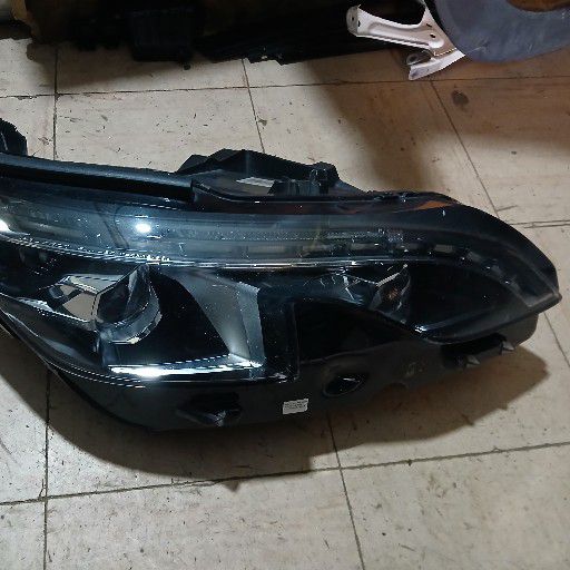peugeot 3008 headlight - Private Seller