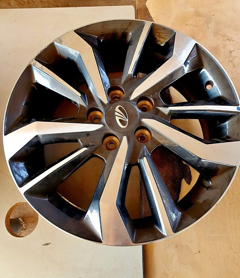 MAHINDRA 17 INCH RIM 6 1/2J. ONLY HAVE 2 - Private Seller MAHINDRA 17 INCH RIM 6 1/2J. ONLY HAVE 2 - Private Seller