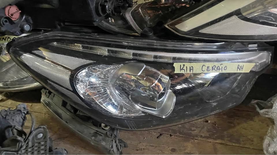 Kia Cerato headlight - Private Seller Kia Cerato headlight - Private Seller