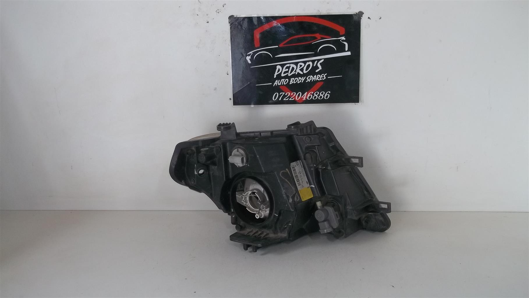 Nissan Navara left headlight - Private Seller Nissan Navara left headlight - Private Seller