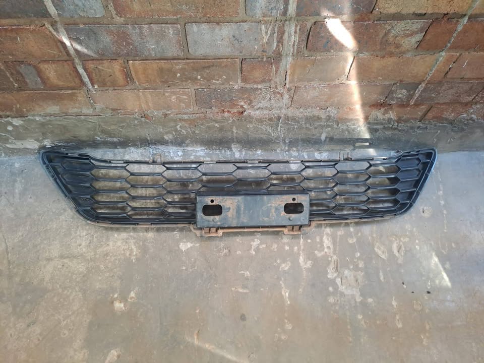 Toyota Hilux Down Front Bumper Grille - Private Seller Toyota Hilux Down Front Bumper Grille - Private Seller