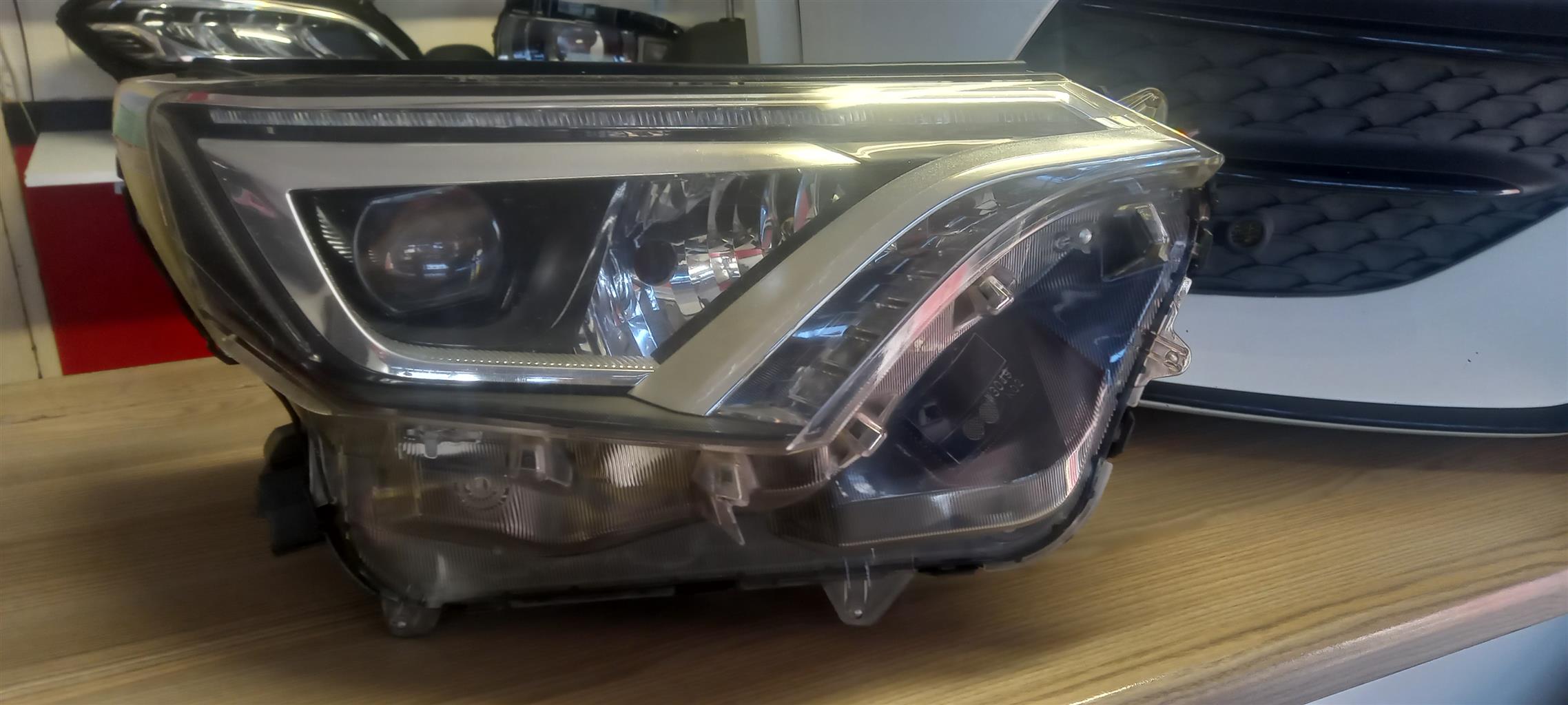 2017 TOYOTA RAV4 RIGHTSIDE HEADLIGHT - Private Seller 2017 TOYOTA RAV4 RIGHTSIDE HEADLIGHT - Private Seller