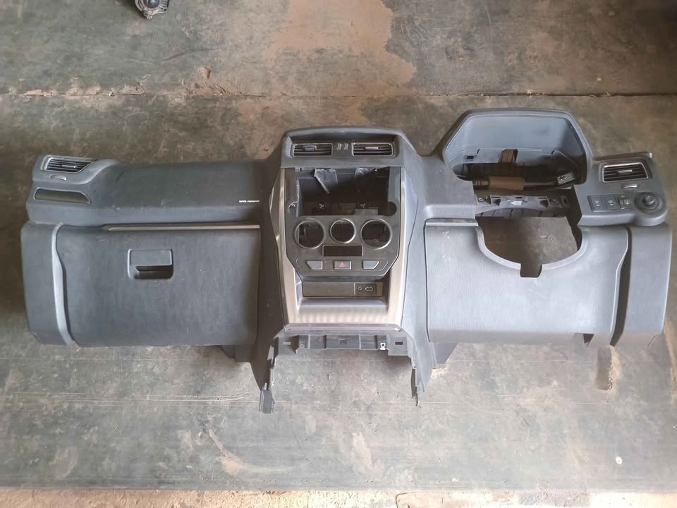 Mahindra Scorpio 2.2 S6 dashboard still in good condition for sale WhatsApp or cell - Private Seller Mahindra Scorpio 2.2 S6 dashboard still in good condition for sale WhatsApp or cell - Private Seller