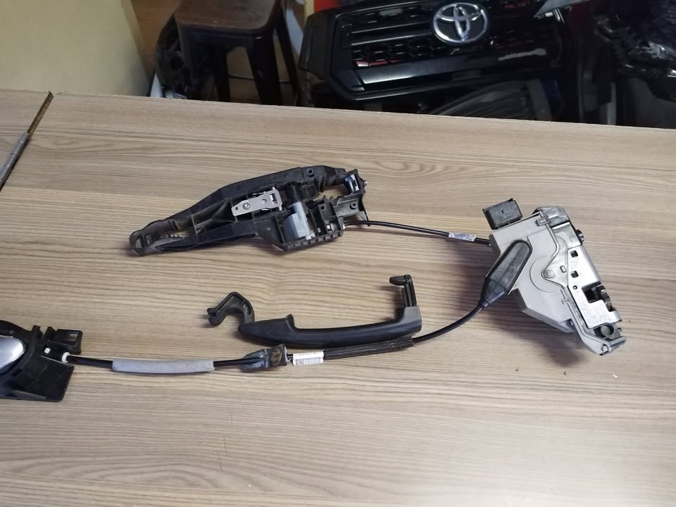 2018 PEUGEOT 208 REAR LEFT DOOR LOCK FOR SALE IN EXCELLENT CONDITION - Private Seller