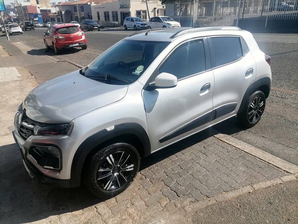2022 Renault Kwid 1.0 Climber Automatic with a Nice interior seat and Service book and spare key