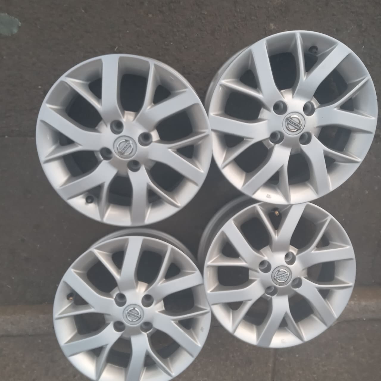 Am selling original Nissan Np200 rims size 15 - Private Seller