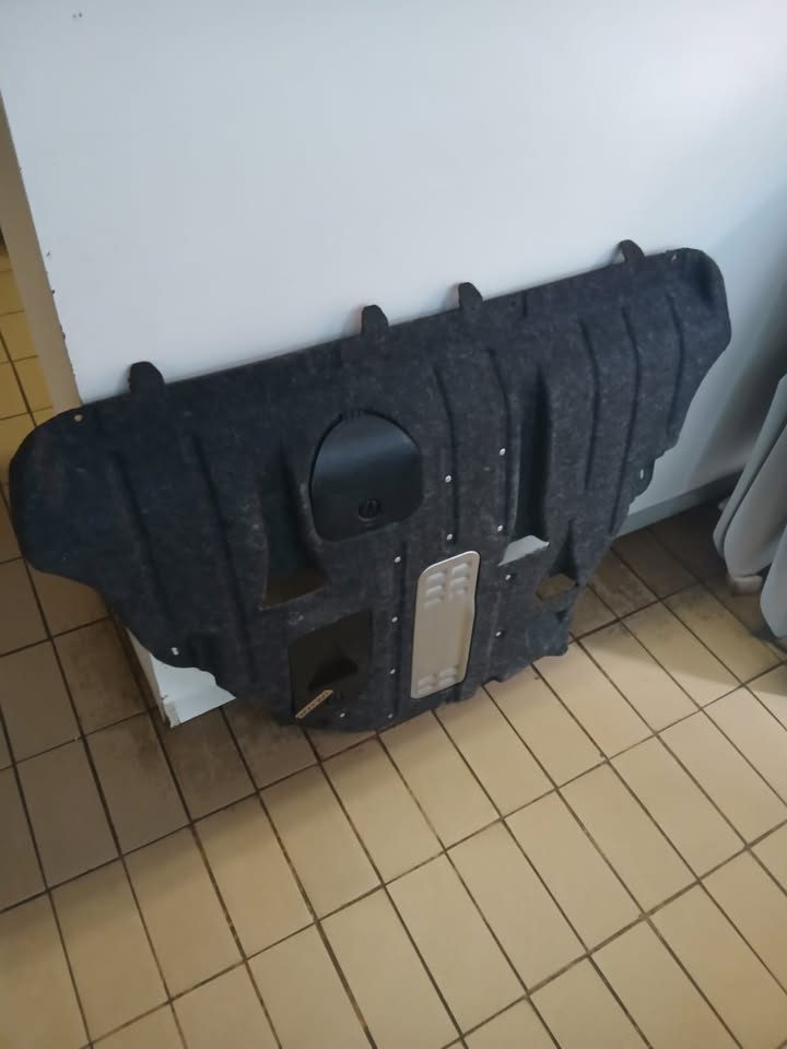 2018 JEEP CHEROKEE ENGINE SPLASH SHIELD ENGINE UNDER COVER  FOR SALE - Private Seller