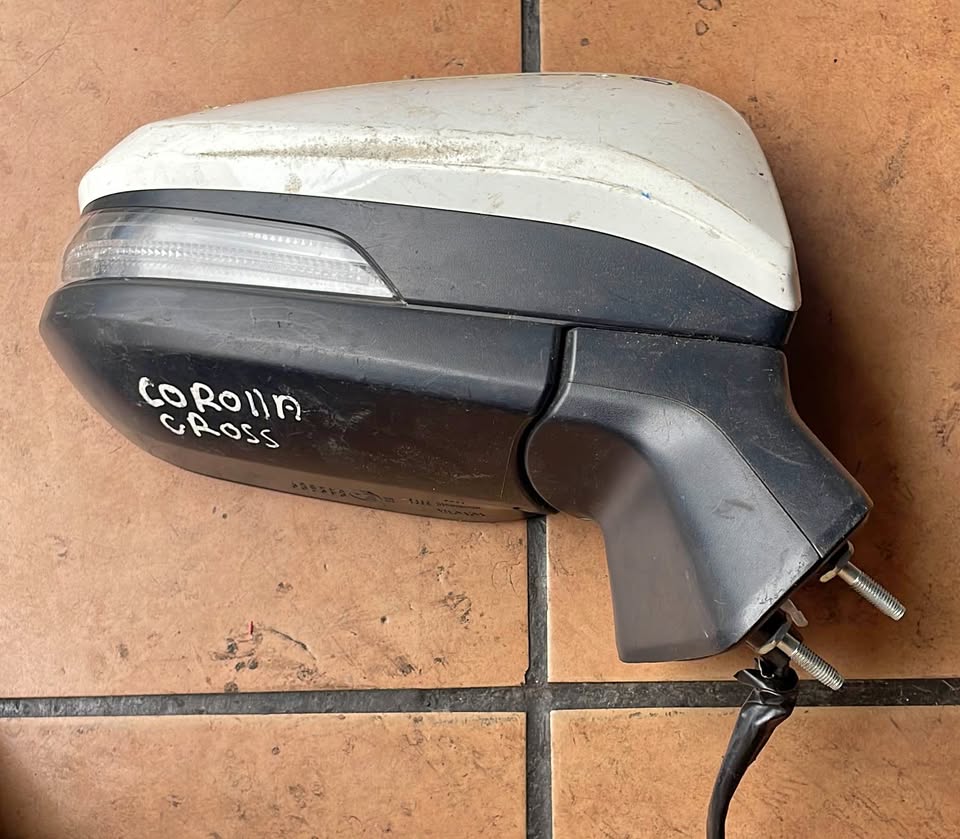 Toyota Corolla Cross Side mirror - Private Seller Toyota Corolla Cross Side mirror - Private Seller