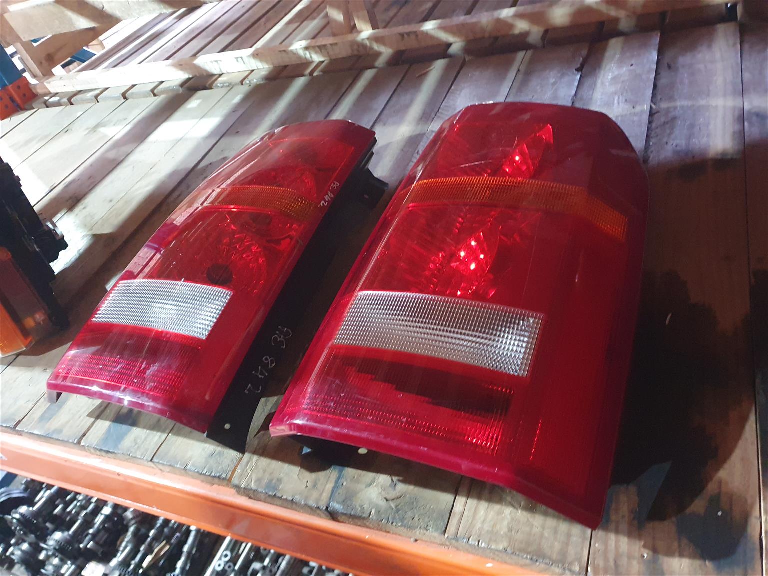 LAND ROVER DISCOVERY 3 TAIL LIGHT SET - Private Seller LAND ROVER DISCOVERY 3 TAIL LIGHT SET - Private Seller