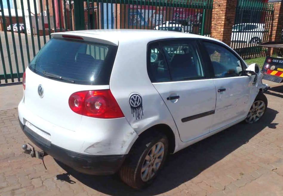 2005 VW golf 5 2i petrol stripping for parts my number WhatsApp or cell
