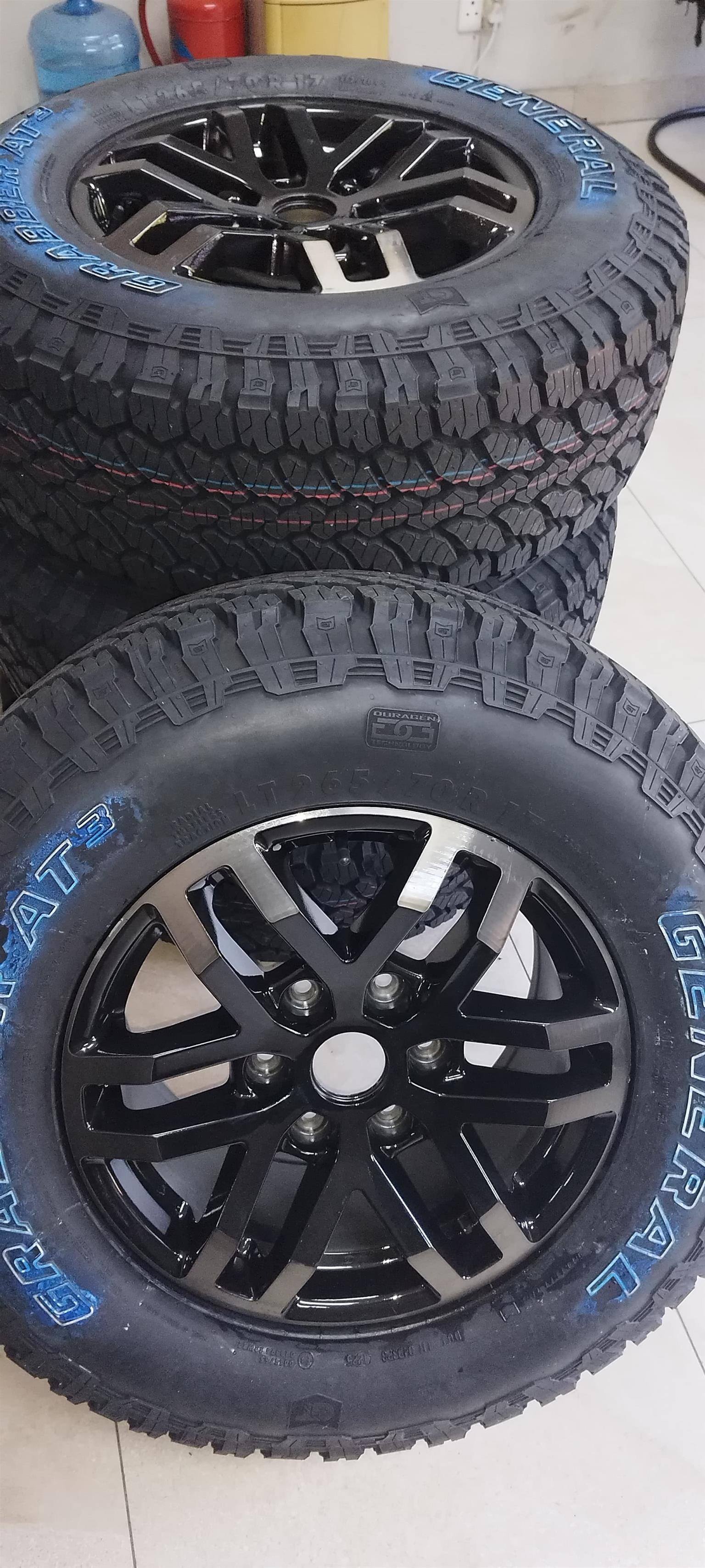 General Graber 265/70 R17 with raptor rim