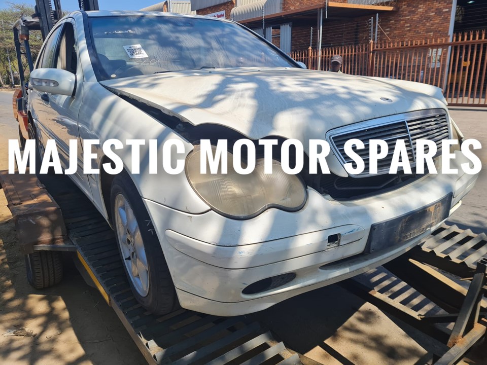 MAJ3011 – 2002 Mercedes benz C200 W203 stripping used spares used parts