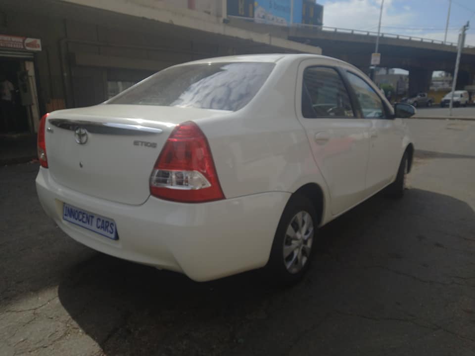 2014 TOYOTA ETIOS SEDAN 1.5 SPRINTER PETROL, MANUAL, WHITE COLOUR, MILEAGE