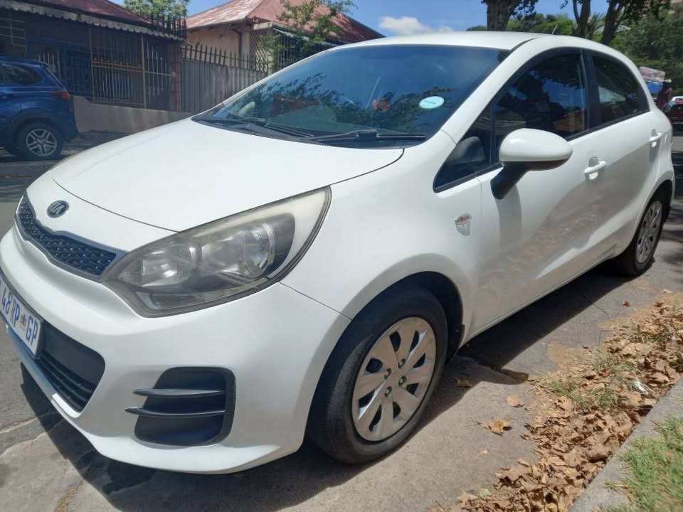 2016 KIA RIO HATCHBACK 1.2 PETROL, MANUAL TRANSMISSION, WHITE COLOR, MILEAGE
