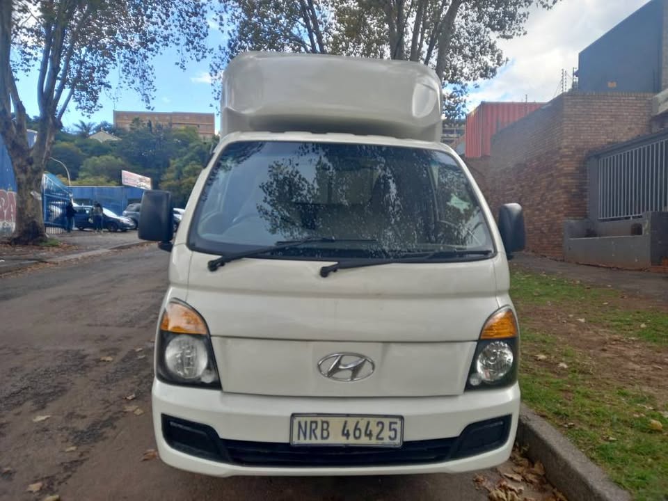 2009 HYUNDAI H100 BAKKIE 2.6 DIESEL, MANUAL, WHITE, WITH CANOPY, 100000KMS SPARE KEY. 2009 HYUNDAI H100 BAKKIE 2.6 DIESEL, MANUAL, WHITE, WITH CANOPY, 100000KMS SPARE KEY.