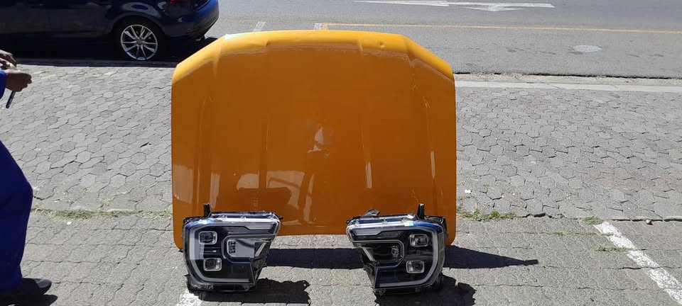 FORD RANGER T9 HEADLIGHT AND BONNET - Private Seller