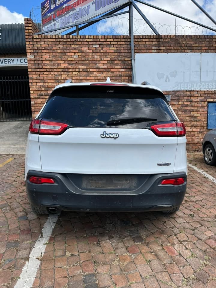 We are stripping this vehicle 2015 Jeep Cherokee 2.4 Kl - Private Seller