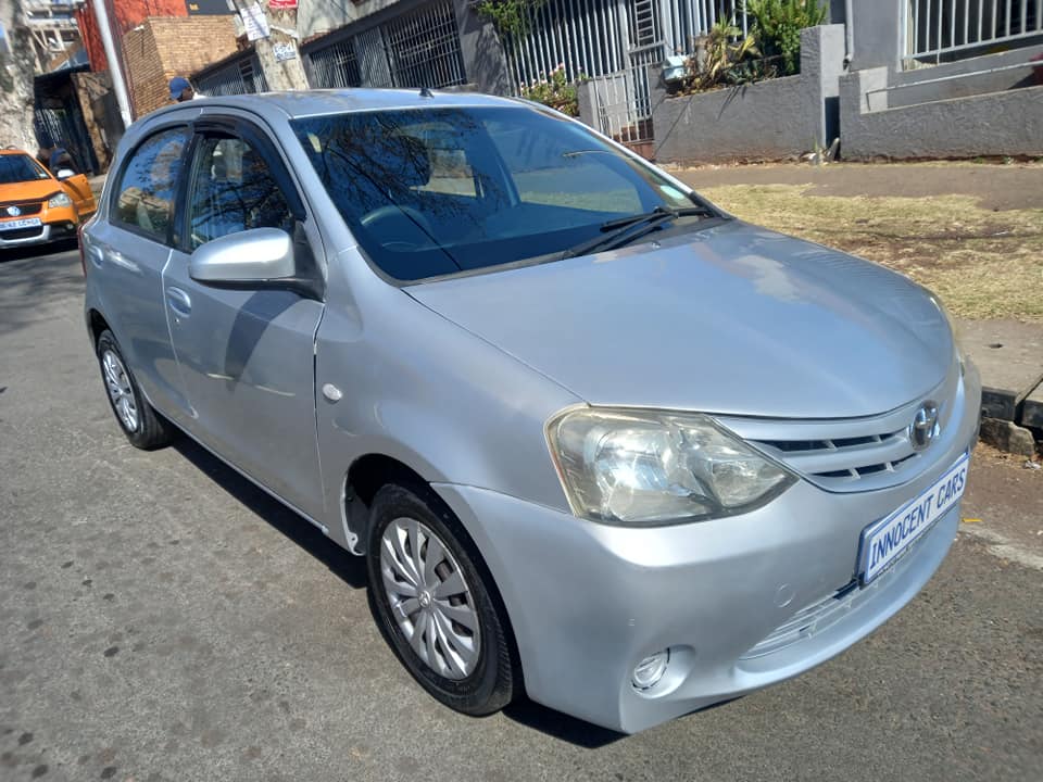 2016 TOYOTA ETIOS HATCHBACK 1.5 ENGINE PETROL, MANUAL, SILVER COLOR, MILEAGE