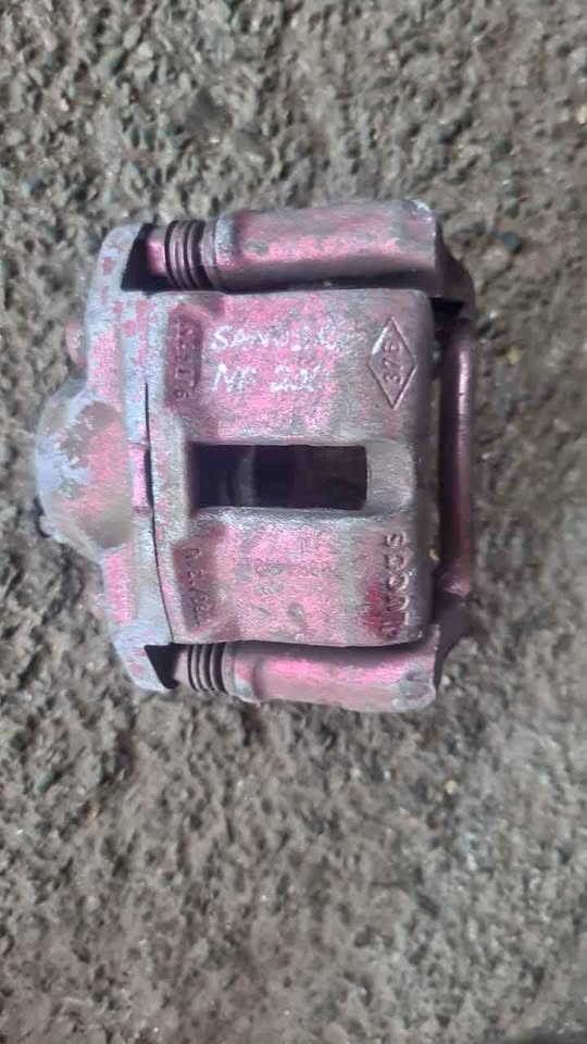 Np 200 brake caliper