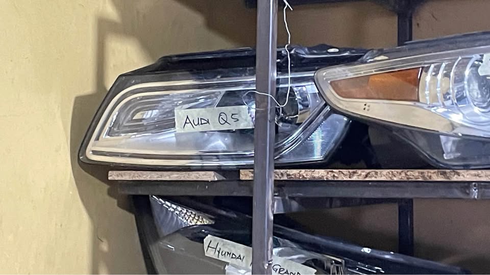 Audi Q5 headlight - Private Seller Audi Q5 headlight - Private Seller