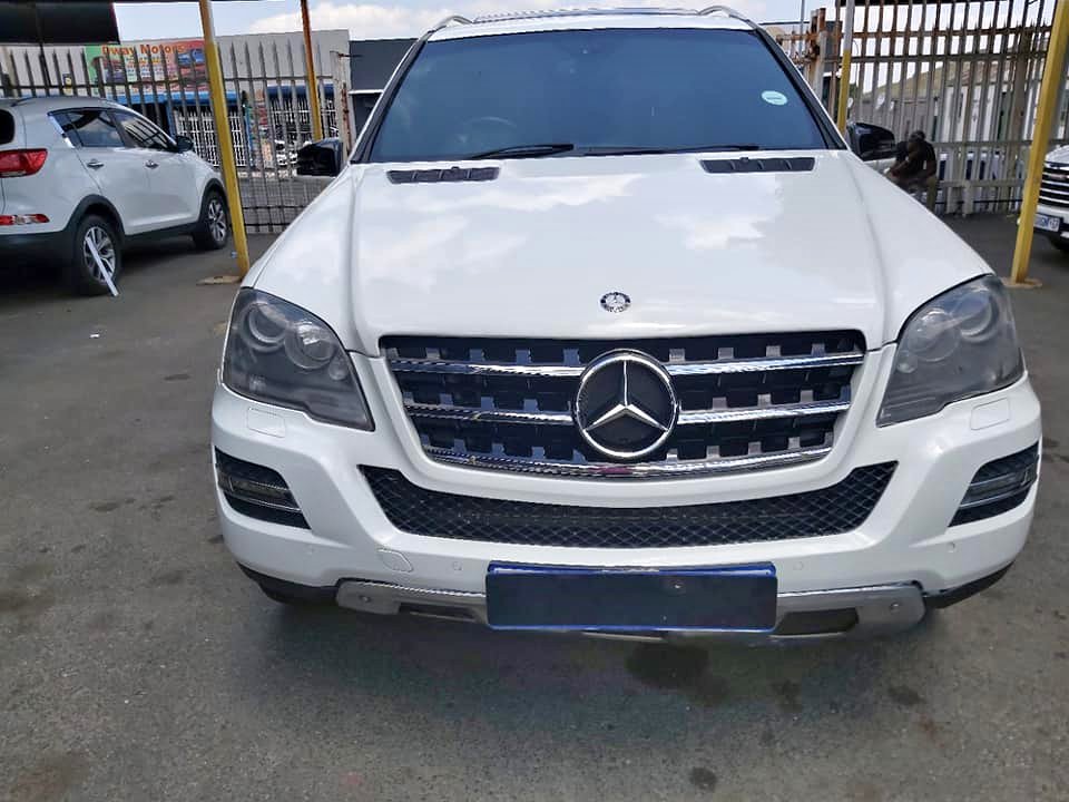 2012 Mercedes Benz MI350 4 Matic Automatic with a leather seat and sunroof Reserves Camera