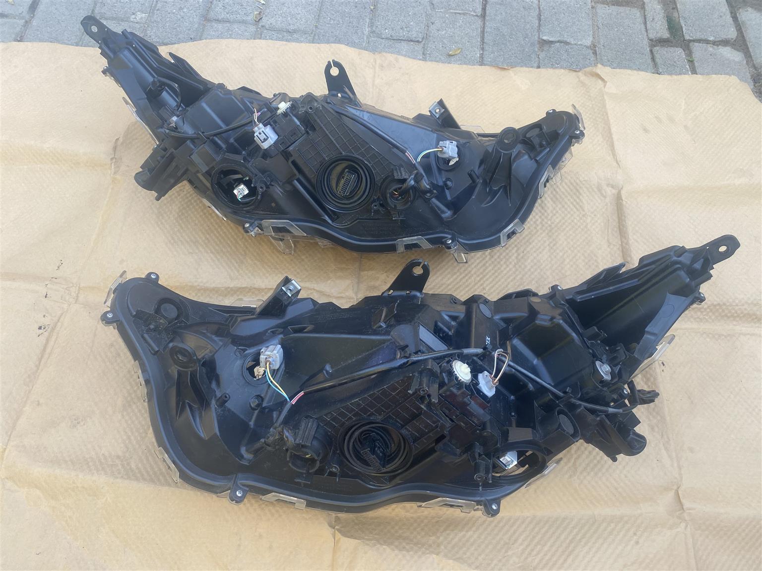 2024 TOYOTA RAV4 FULL LED HEADLIGHTS FOR SALE. IN PRISTINE CONDITION