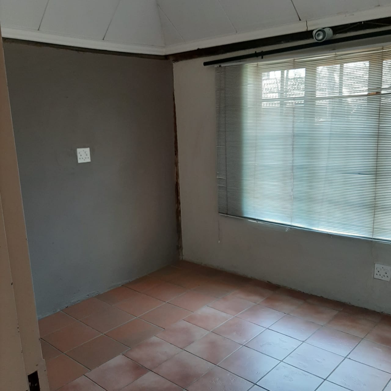 One Bedroom Garden Flat Available In The Reeds R 4000 P M Junk Mail