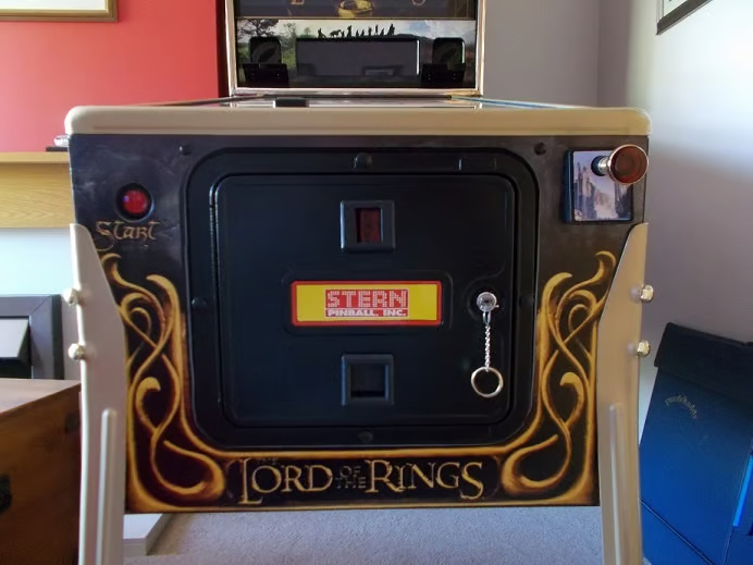 Stern LORD OF THE RINGS pinball machine