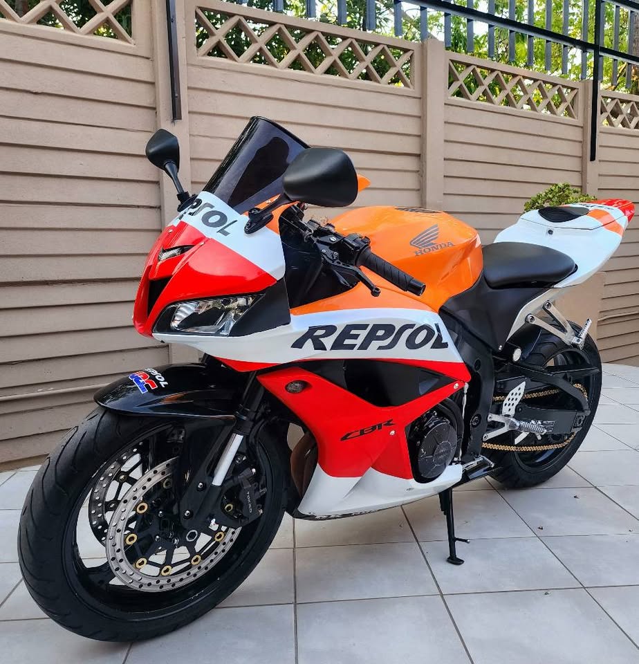 HONDA CBR 600 CC REPSOL EDITION (BEAUTIFUL CONDITION) - Private Seller HONDA CBR 600 CC REPSOL EDITION (BEAUTIFUL CONDITION) - Private Seller