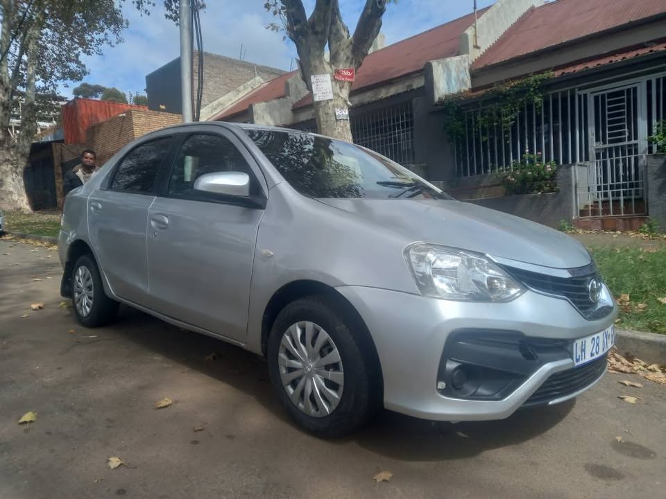 2015 TOYOTA ETIOS SEDAN 1.5 PETROL, MANUAL, SILVER