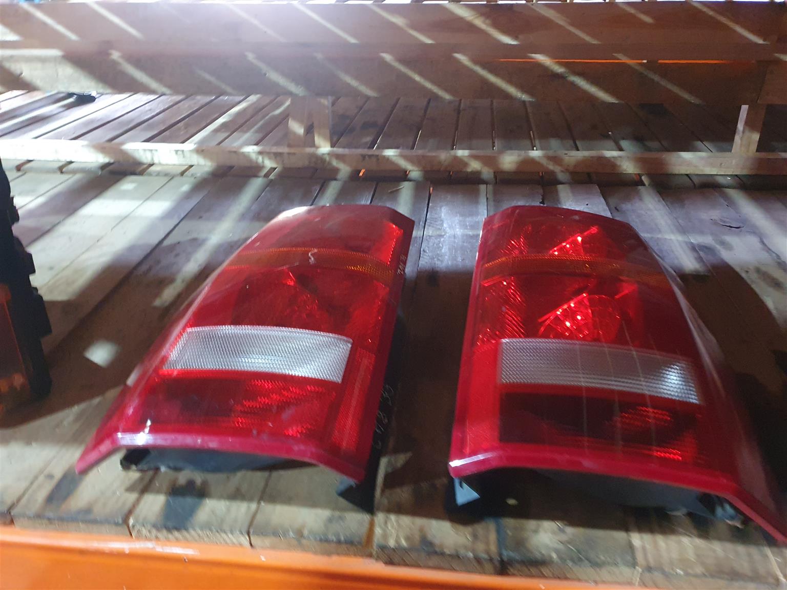 LAND ROVER DISCOVERY 3 TAIL LIGHT SET - Private Seller LAND ROVER DISCOVERY 3 TAIL LIGHT SET - Private Seller