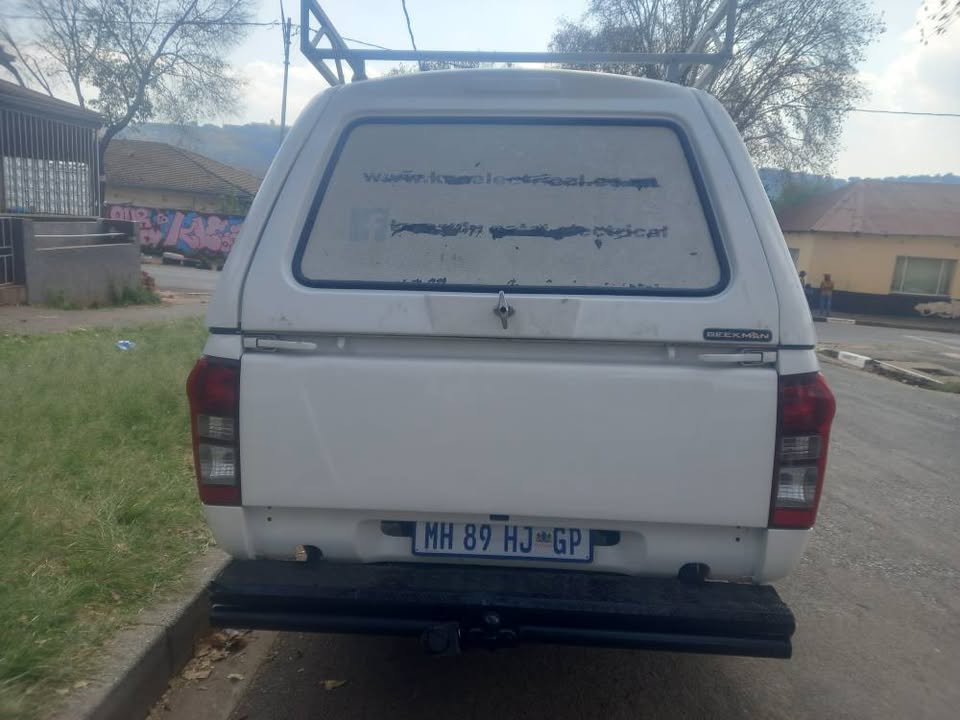 2014 Isuzu kb250 Diesel, Single Cab White Canopy, Manual, White, Leather seat, 153000kms