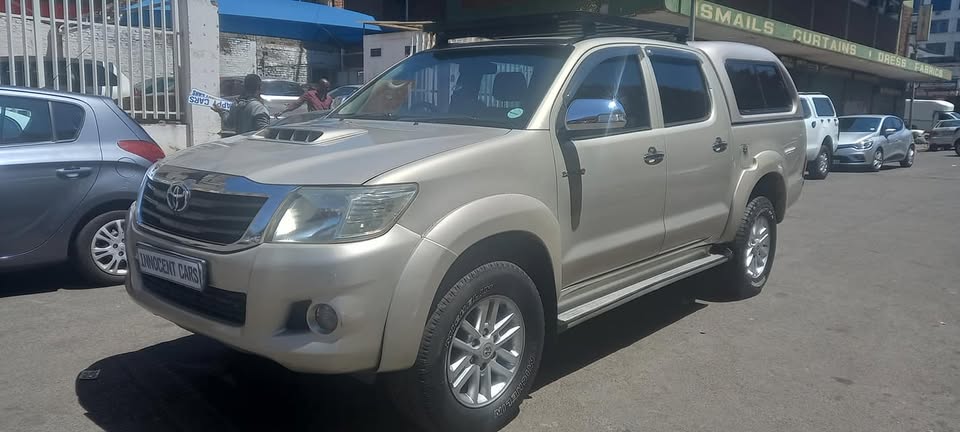 2012 TOYOTA HILUX 3.0 D4D DIESEL MANUAL 4X2. DOUBL CAB, SILVER GOLD COLOR,