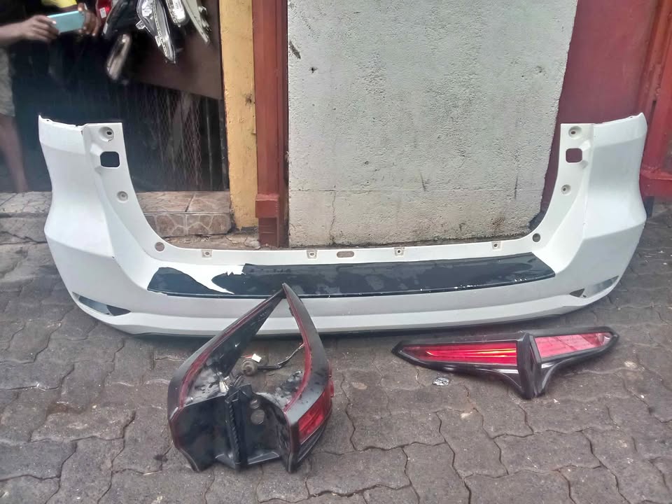 TOYOTA FORTUNER BACK BUMPER AND TAILLIGHTS - Private Seller TOYOTA FORTUNER BACK BUMPER AND TAILLIGHTS - Private Seller
