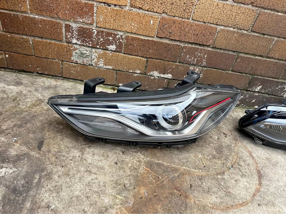 Hyundai Elantra left side xenon with module - Private Seller Hyundai Elantra left side xenon with module - Private Seller