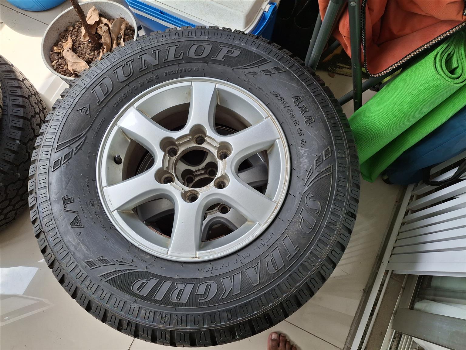 4 Tyres and rims, 255/70R15 Dunlop SP Trackgrip 4X4. Rims : Isuzu go big